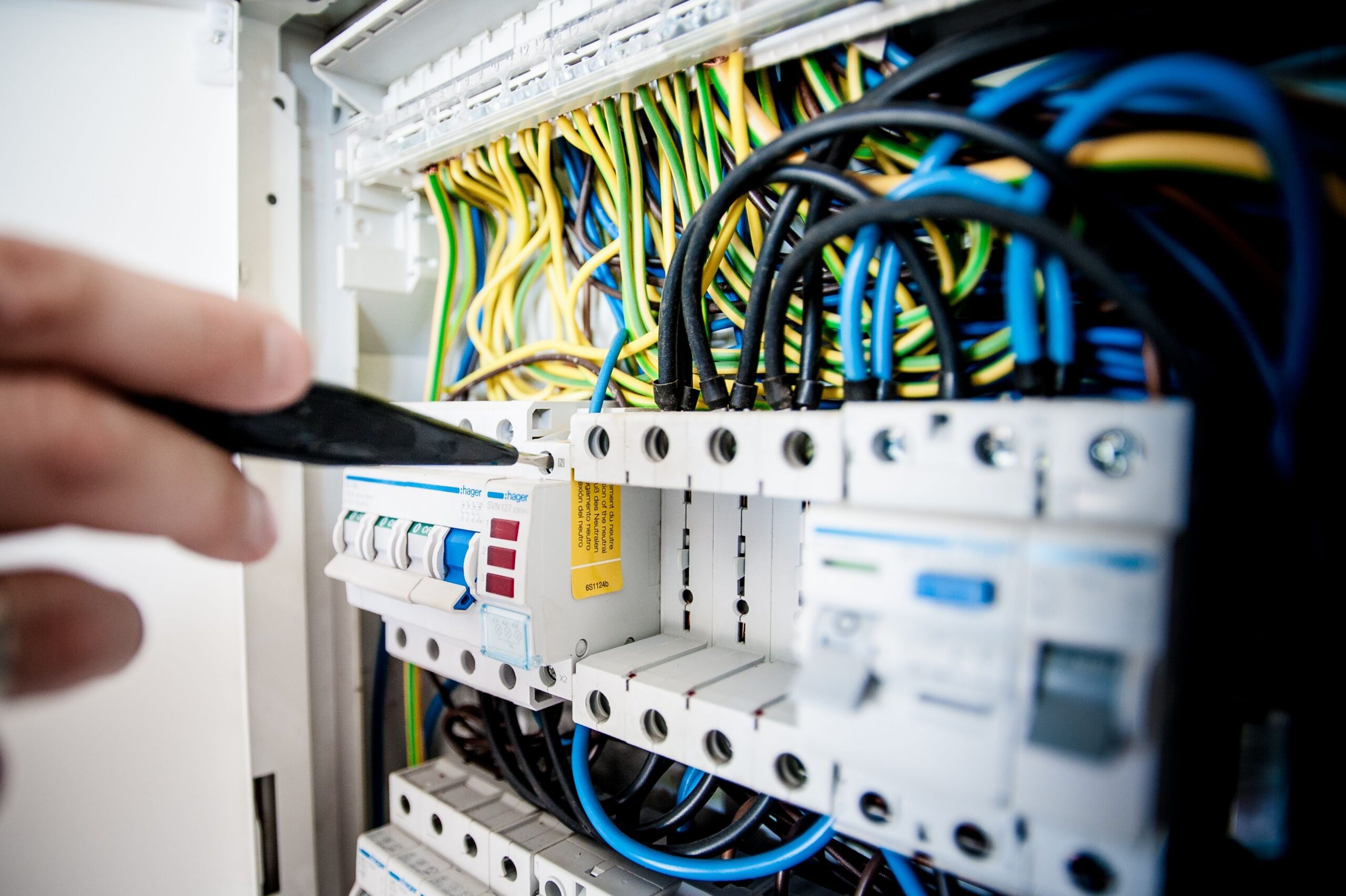 Elektriker arbeitet an einem Elektroverteilkasten