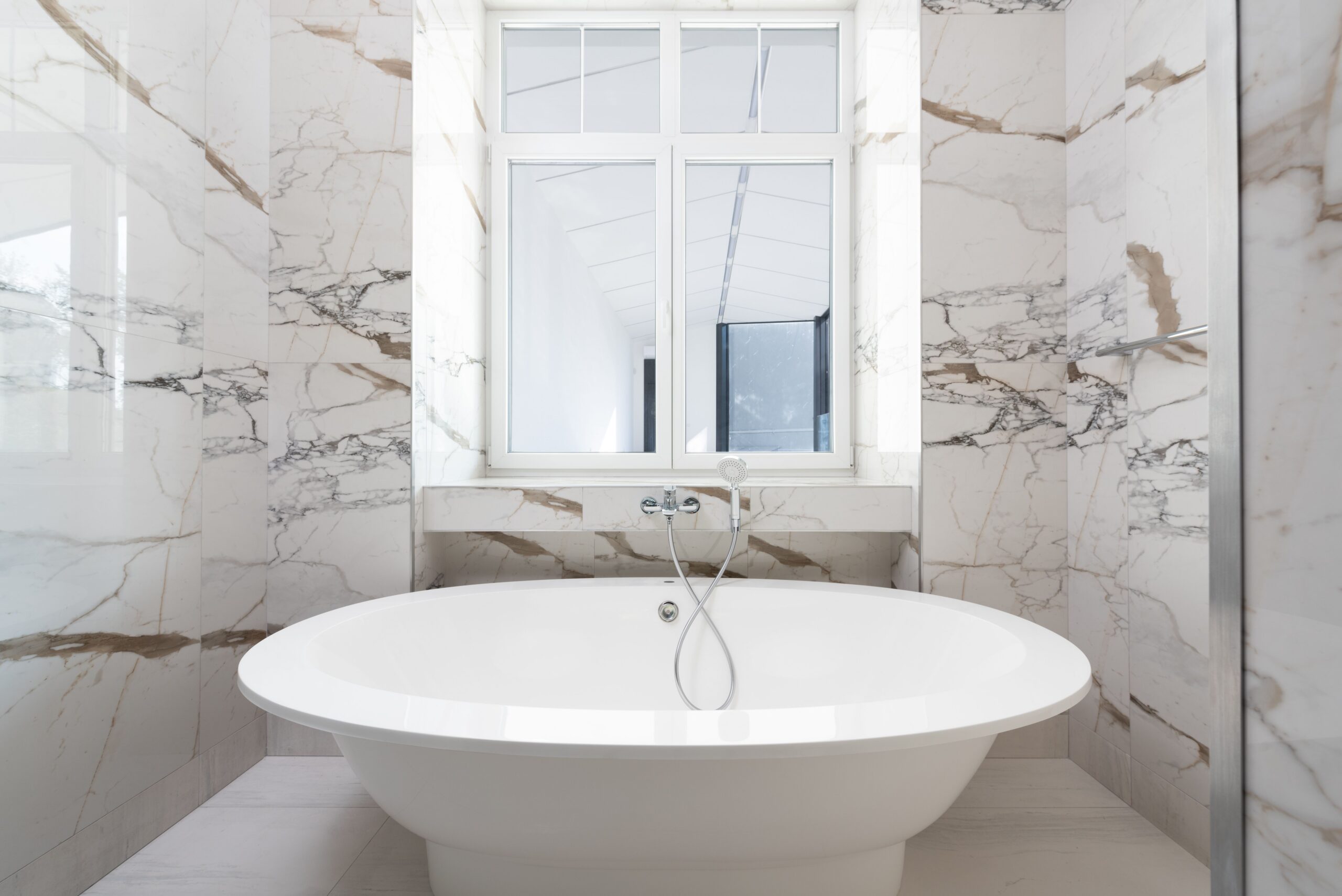 Modernes Badezimmer mit freistehender Badewanne
